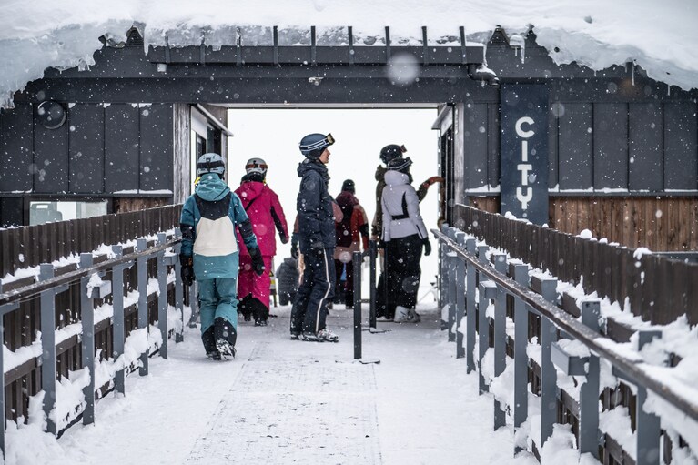滑りつかれたら北アルプスの絶景が一望できる山頂テラス「HAKUBA MOUNTAIN HARBOR」でひと休み。