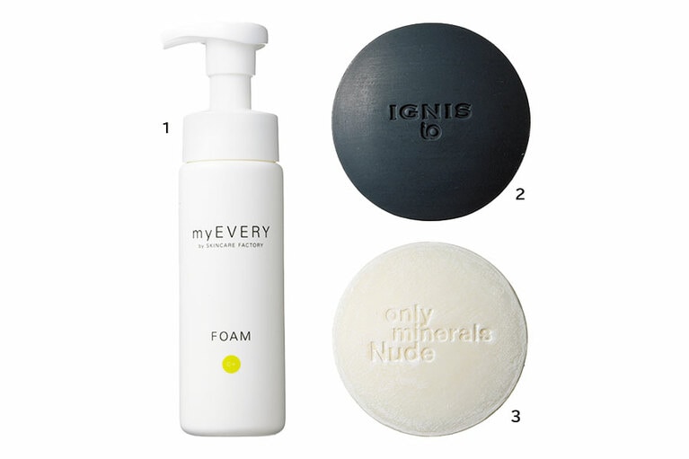 1：液状石けんが泡で出てくるタイプ。myEVERY スキンケアフォーム プラス 200mL 3,600円／スキンケアファクトリー  2：炭が汚れを吸着。ベタつきやすい人に。イグニス イオ スミ ウォッシュ 80g 2,500円／イグニス  3：手で転がすだけで泡立つ。オンリーミネラル Nude ポアクレイソープ 80g 2,091円／ヤーマン