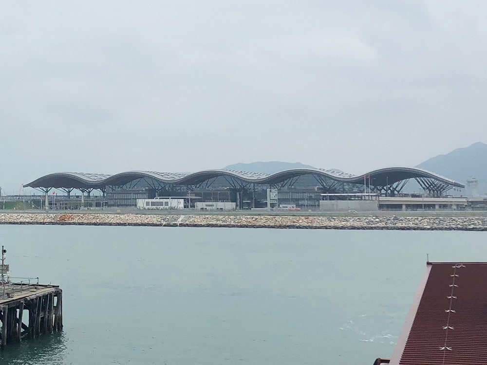 香港国際空港内にあるフェリーターミナル「スカイピア」から見た港珠澳大橋の香港側イミグレーション施設。現在は、一旦外へ出てからバス等でアクセスする必要があるが、将来的に地下で直結する予定。