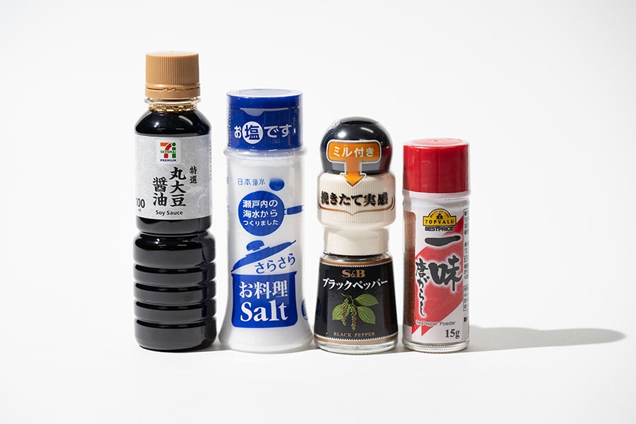 中村さん愛用の調味料セット（醤油、塩、胡椒、七味）。どれもコンビニなどで揃うミニサイズ。