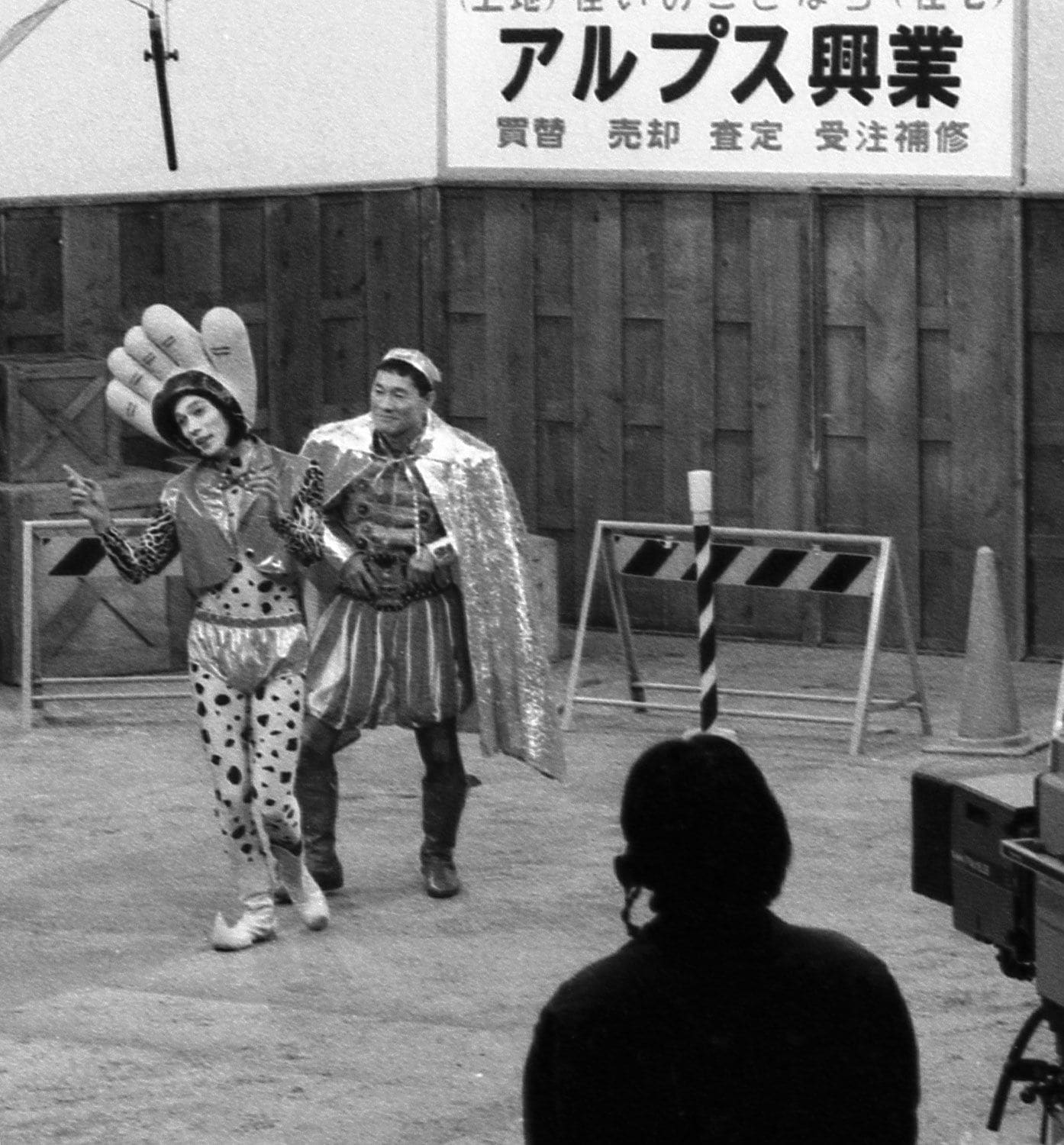 2位「オレたちひょうきん族」の収録風景。左は明石家さんま扮する「パーでんねん」、右はビートたけし扮する「タケちゃんマン」（1986年2月撮影）