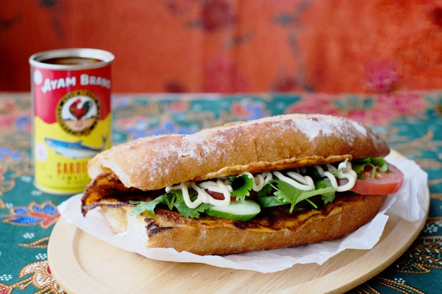 マレーシアで人気のサンドイッチ「ロティジョン」はナイトマーケットの定番メニュー。目の前で鉄板で焼いてくれる。