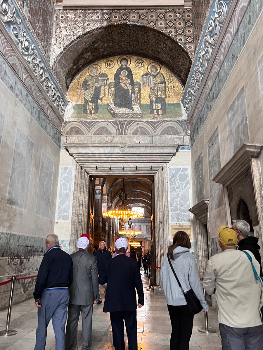 ドームへと続く入り口の上には、白漆喰を剥がして現れたキリスト教のフレスコ画がある。時代の変遷を感じさせる。