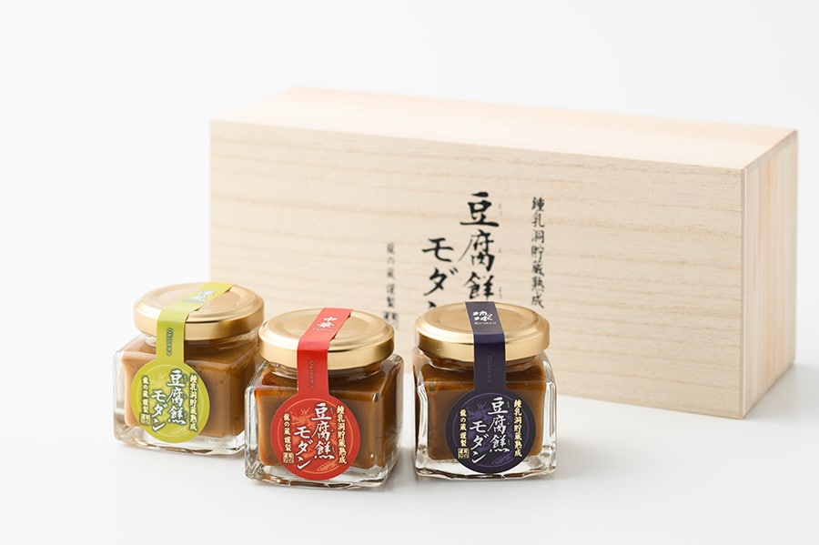 豆腐餻モダン（小）桐箱セット 3,500円（40g×3個入り）。