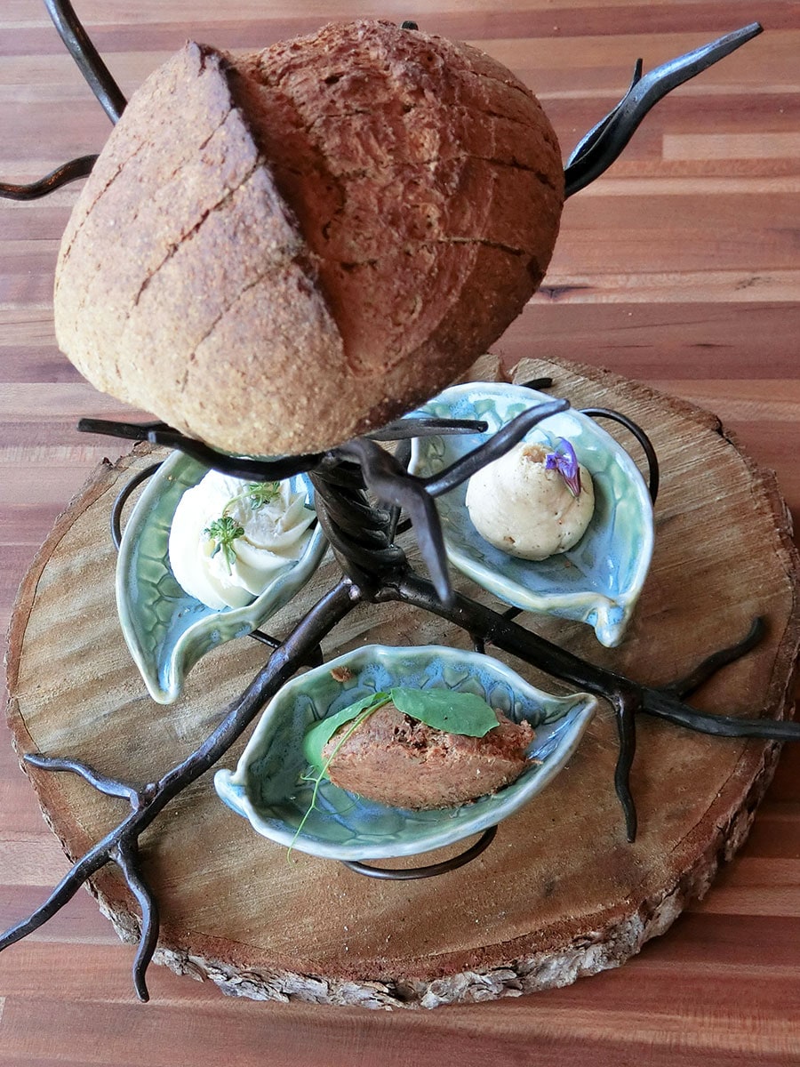 左：ホームメイドのパンとバターが載った一品の名は「ブレッド･ツリー」。
右：壁には、パンの説明が。