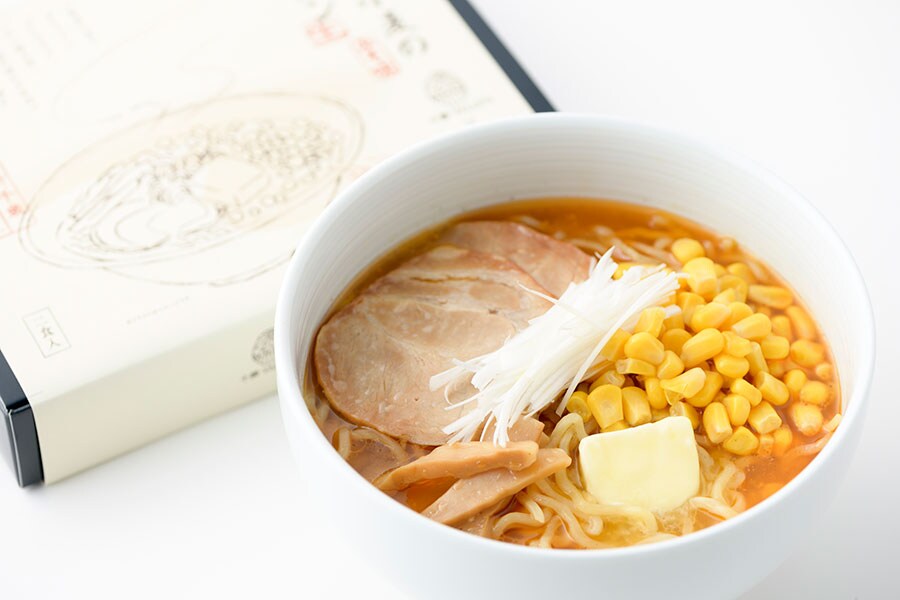 十勝産小麦のラーメン 714円(麺とスープ×2食入)。※コーンなどのトッピングはイメージです。