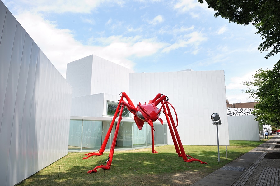 十和田市現代美術館●アートの街・十和田の中核をなす人気ミュージアム。空間を手がけたのは、世界的に活躍する建築家の西沢立衛氏。敷地内には国内外のクリエイターによる作品約30点を収蔵するほか、「まちなか常設展示」「ストリートファニチャー」として、市内各所にも作品が点在。リラックスして鑑賞できます。前庭には巨大化した真っ赤なハキリアリの彫刻作品、椿 昇《アッタ》が。