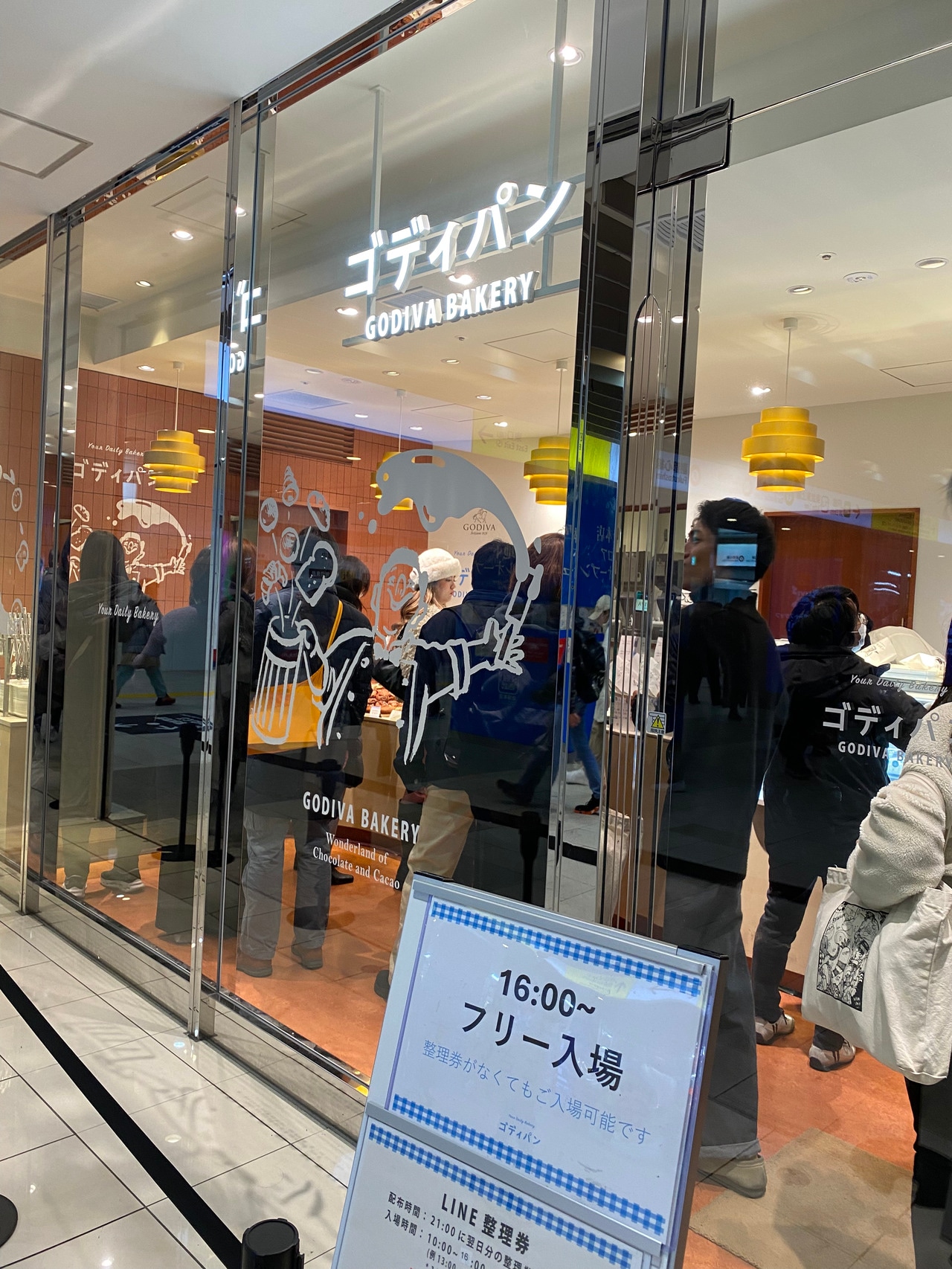 2025年11月5日（水）にオープンしたゴディパン池袋店。公式LINEやWEBからの事前予約（整理券）が必要ですが、16時以降は整理券がなくても入れることも！