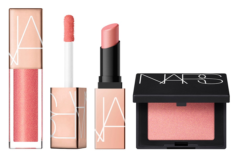 NARS ミニオーガズム リップ ＆ ブラッシュセット 全1種（セット内容：左からアフターグロー リップシャイン 02469 ORGASM ピーチピンク＆ゴールデンシマー、同 センシュアルシャイン リップスティック 777 ORGASM ピーチピンク＆ゴールデンシマー、ブラッシュ N 777 ORGASM ピーチピンク＆ゴールデンシマー。すべてミニサイズ）6,710円（数量限定）。自社EC先行発売日：2024年11月8日（金）。発売日：2024年11月15日（金）。