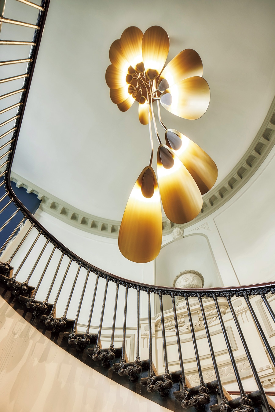 内装を手がけたのは建築家、舞台美術家のコンスタンス・ギセ。エントランスの階段で上品な光を放つシャンデリアも彼女のデザインによる。