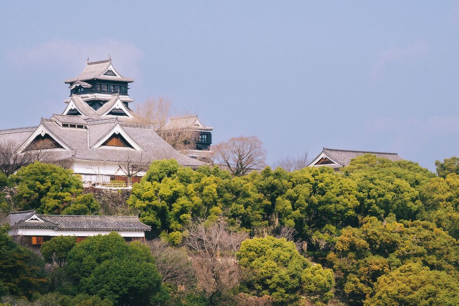 ホテルから熊本城までは徒歩4分の近さ。せっかくなら加藤清正が建てた名城を見学したい。