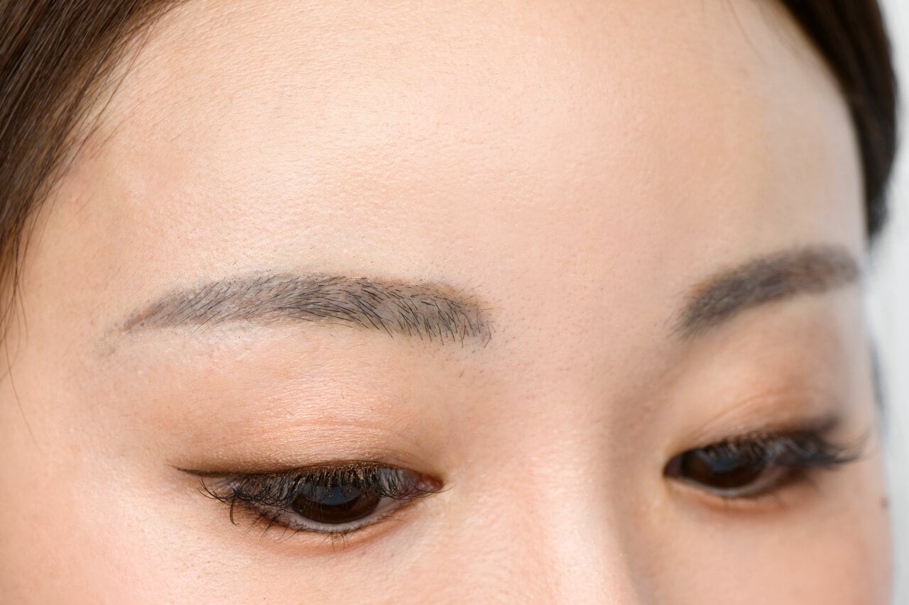 のっぺりした“海苔眉”で顔が平面的に見える!