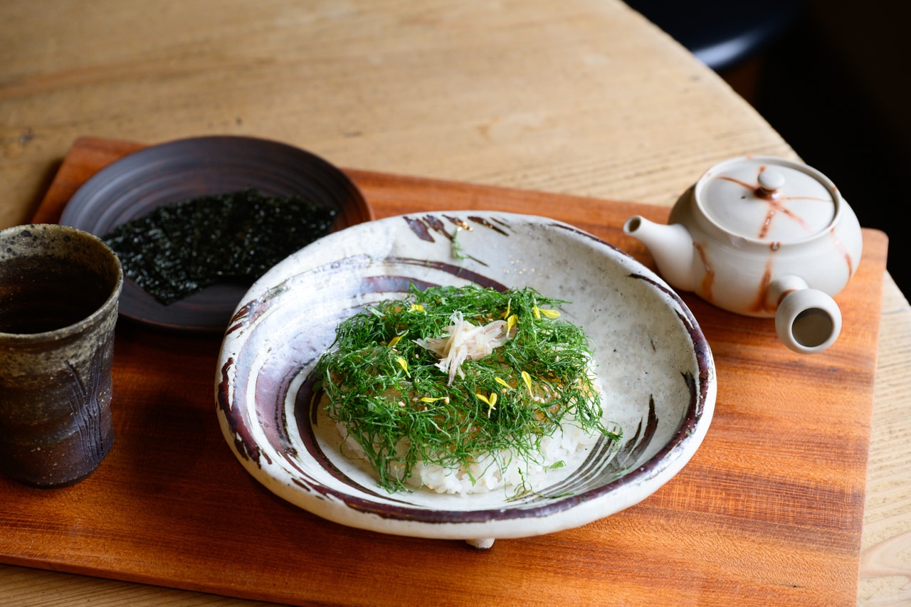 「常滑ちらし」（1,650円）。器はすべて常滑焼。藁がけの急須も可愛い。