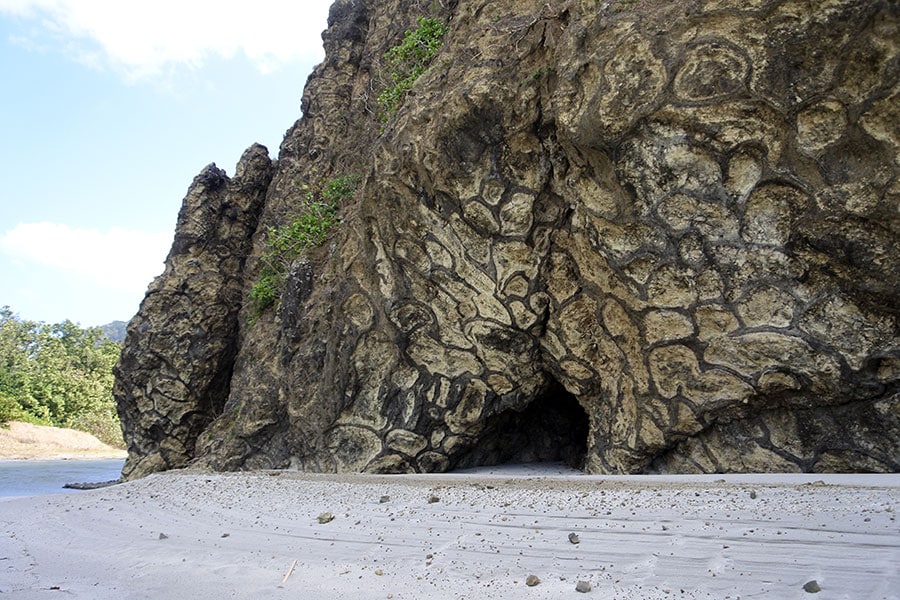 小港海岸で見られる枕状溶岩。地質好きにはたまりません。