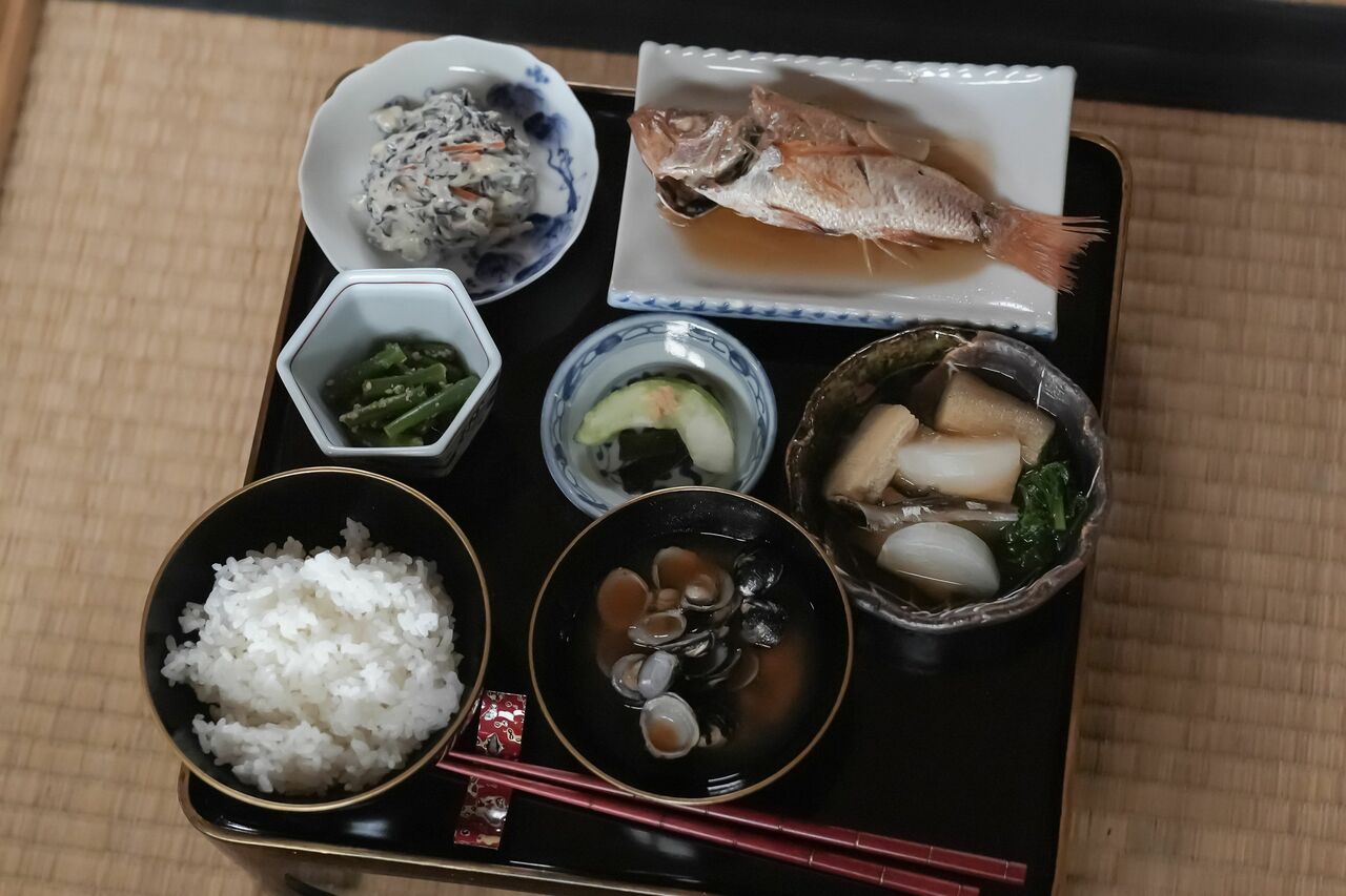 トキとヘブンが結婚し、松江の新居に引っ越した頃の食卓。のどぐろの煮つけ、ひじきと人参の白和え、かぶと揚げの煮物、瓜の浅漬け、いんげんの胡麻和え、しじみ汁、白いご飯　（C）NHK