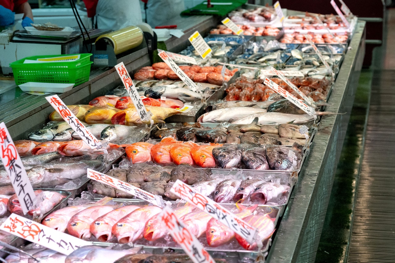 朝イチの鮮魚コーナーの様子。昼過ぎはさらに顔ぶれが変わる。