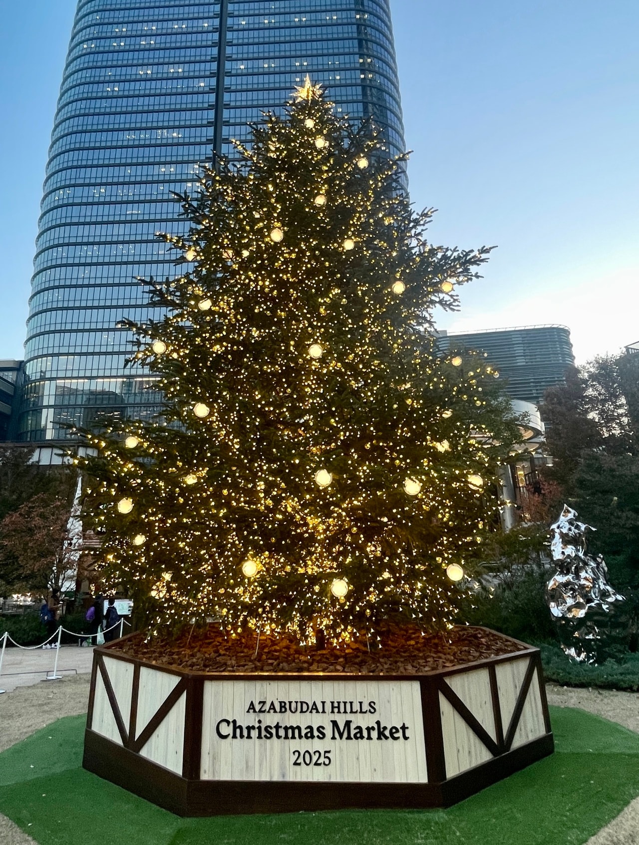 エントランスの前には、本物のもみの木を使用したクリスマスツリーが登場。ライティングデザイナーの加藤久樹氏が手がけ、5種類の光のパターンで温かみのある輝きを演出します。