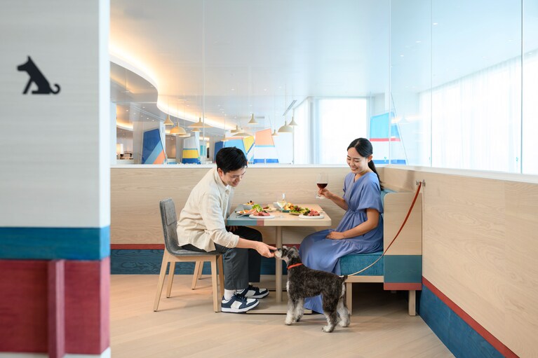 愛犬と一緒に食事を楽しめるブース席もあります。