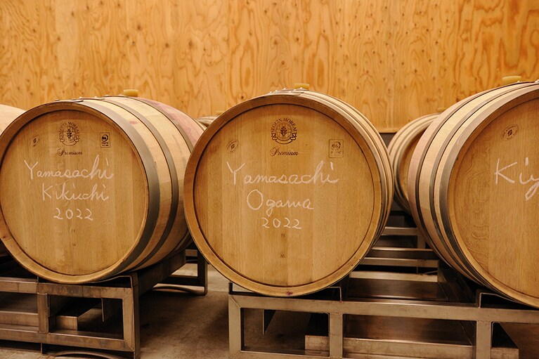 樽のなかでリリースの時を待つワイン。