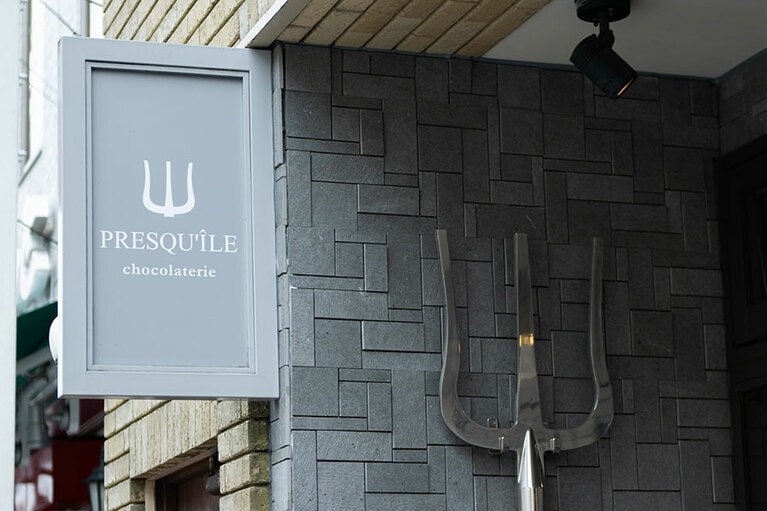 グレーの看板。