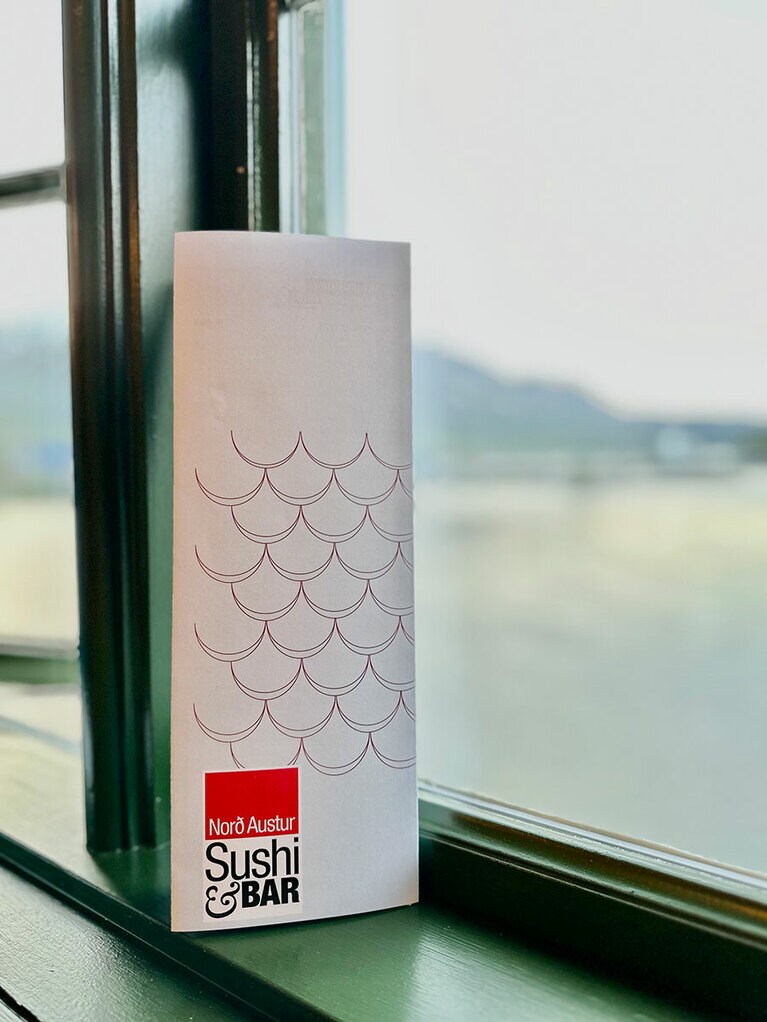 窓からの景色は海とこじんまりした港の夕景。