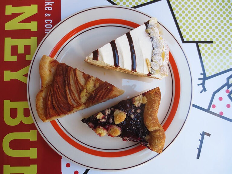 上から「バナナプディング」540円、「ハニーバニーアップルパイ」460円、「チェリーパイ」460円。