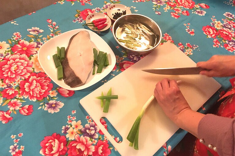 日本のネギは台湾のネギよりも長く大きいので、葉(白い部分)の方も含めて1本のネギの半分ぐらいを、5センチぐらいにカットするとちょうどいいと思います。