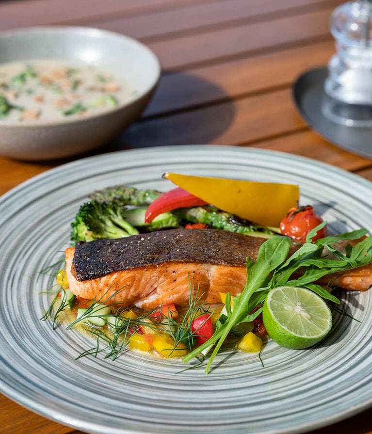 皮はカリッ、中はふわりととろける「キングサーモンのグリル キーライムのラビゴットソース」3,080円と、あさりのだしがふくよかで上品な「ボストン・クラムチャウダー」1,320円は必食。
