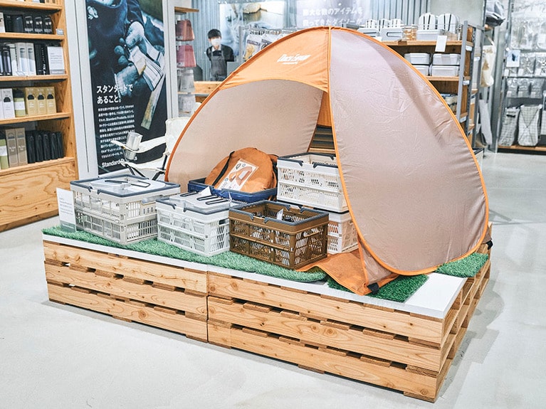 Standard Productsで買えるちょっといいもの① クイックエクスパンドサンシェード 1,000円(写真中央、オレンジ色のテント)。アウトドア用品のコーナーで発見。公園やビーチでちょっとした日よけが欲しいときにぴったり。