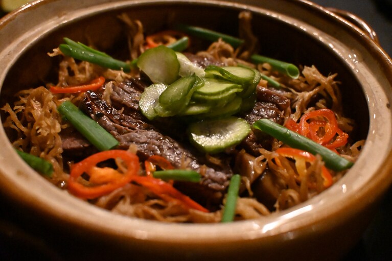 うまみたっぷりの牛肉の釜めし。