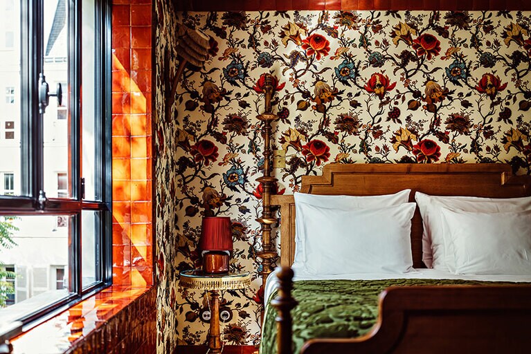 中庭に面したテラス付きの客室“ル・ジャルダン・ドゥリュクス”。