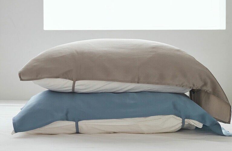 紐で結わえるだけなので、枕のタイプを選びません！