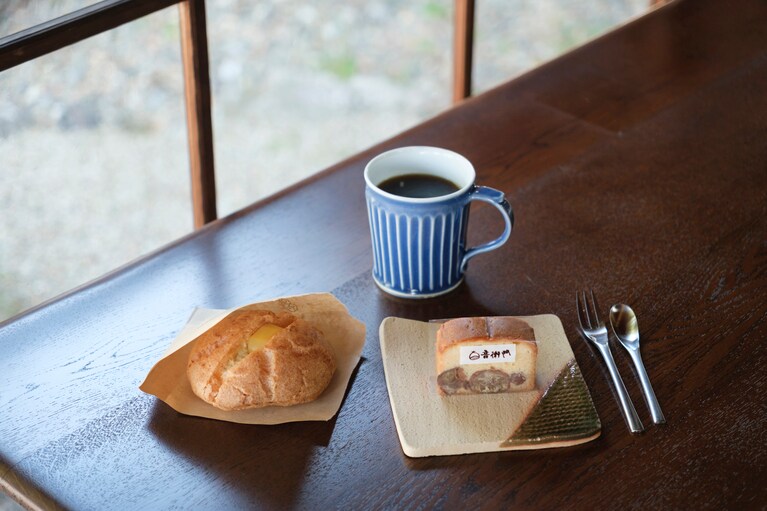 コーヒーと日替わりのお試しケーキ、集栗夢（シュークリーム）のセット「おとえもんのハッピーアワー特別セット」1,100円は、とってもお得。平日の10:00～12:00、10セット限定。マグカップは8種類の中から選べる。