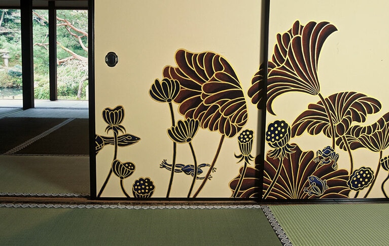 客殿の役割を果たす建物･華頂殿の襖絵。蛙や蜻蛉など蓮池に集まる小さな生き物まで描かれた《生命賛歌》。
