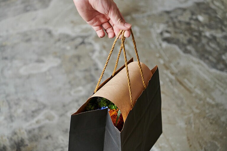 茶紙で花に当たる直射日光をカット。