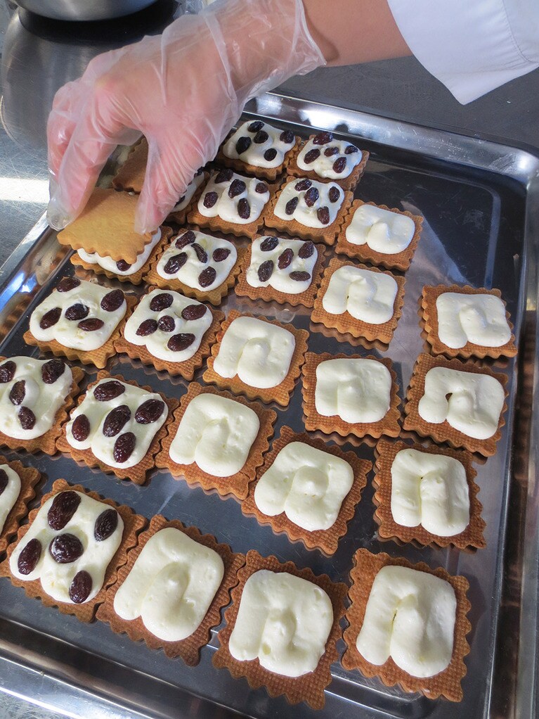 バターサンドを作る手元。