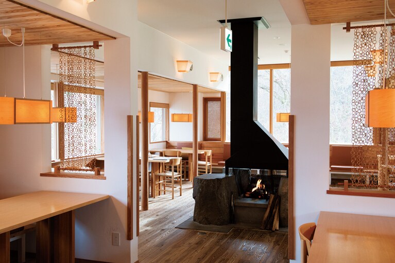 【ホテリ・アアルト】朝夕の食事は、北欧スタイルの居心地のいいダイニングで。夕食は、会津の米や伝統野菜にこだわった日替わりのフレンチコースを堪能できる。福島の地酒や焼酎、地ビールなどドリンクメニューも豊富。 photo: Akemi Kurosaka