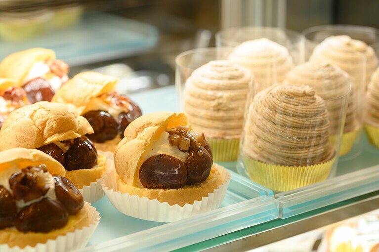 左から、渋皮マロンシュークリーム648円、モンブラン972円。