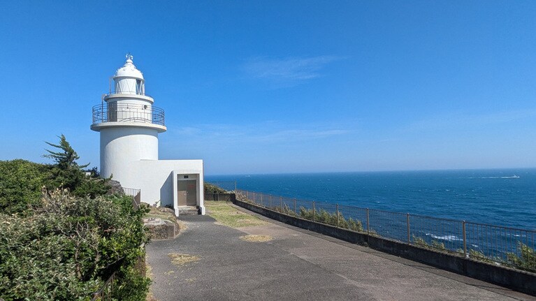 現在の石廊埼灯台は、1933年に建てられたコンクリート造り。「日本の灯台50選」にもその名を連ねている。ちなみに、地名としての表記は「石廊崎」だが、灯台の名は「石廊埼」となる。この機会に覚えておこう。
