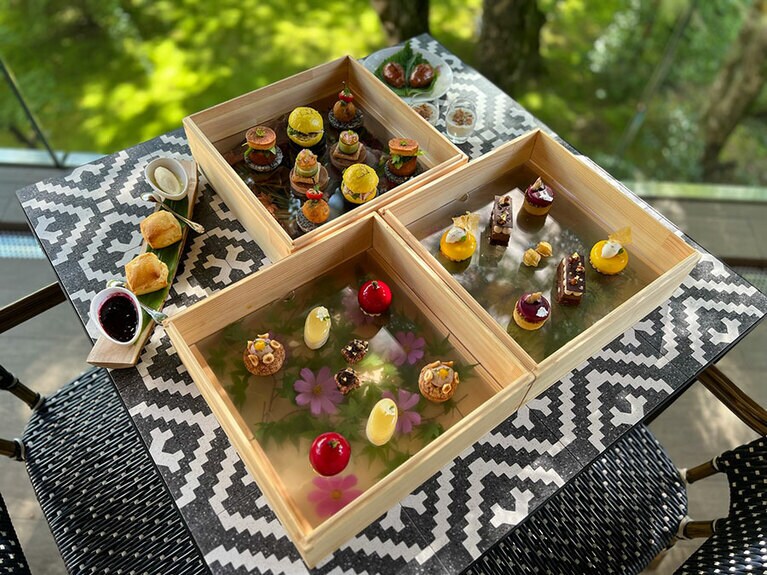 「2023秋 森のアフタヌーンティー 長江桂子の世界 木箱14品」（2名分・17,600円。税込・サービス料別途）。 ※フリードリンク（コーヒー、紅茶、ハーブティー）、2時間制。