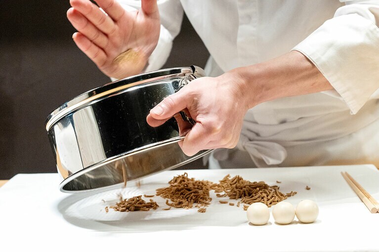 きんとん製「紅香織（こうこうおり）」。飲み物付き2,090円。5月中旬まで。