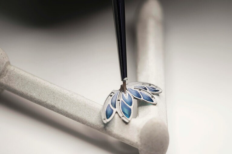 プリカジュールエナメルの羽にグリザイユエナメルを重ねる様子。