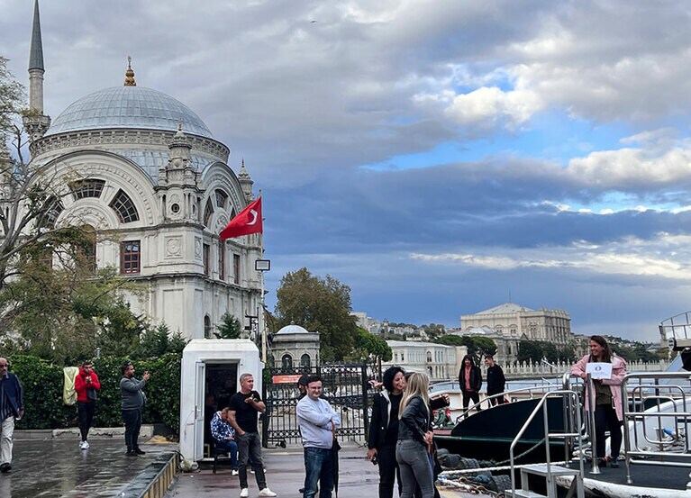 カバタシュのフェリー乗り場の近くにはモスクもある。