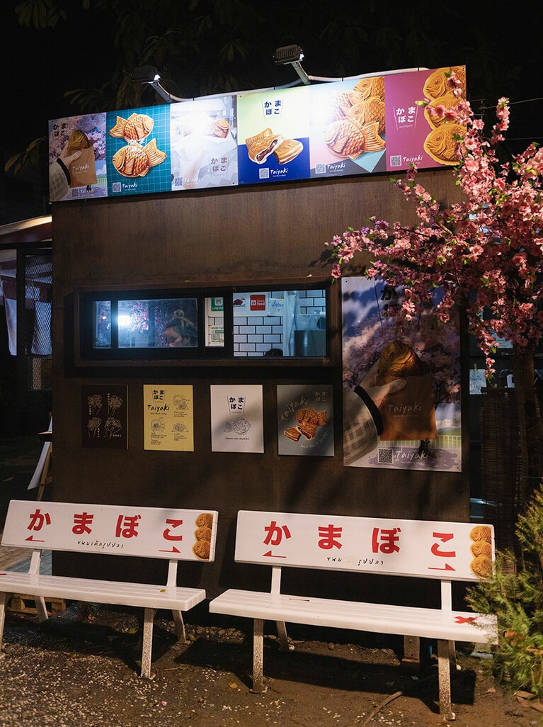 鯛焼き屋の横のベンチには、なぜか“かまぼこ”と書いてあった。