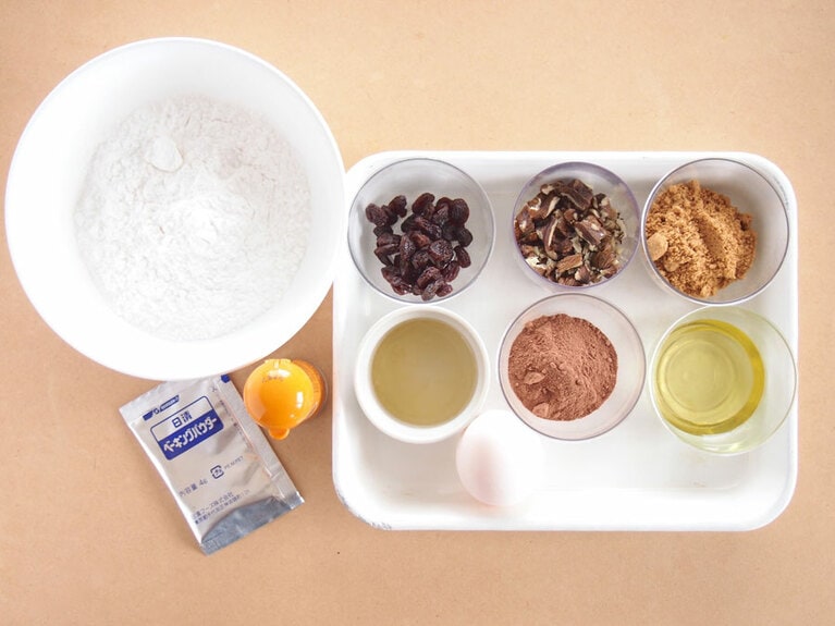 米粉：100g／ココアパウダー：10g／シナモンパウダー：小さじ1／ベーキングパウダー：小さじ1／卵：1個／黒糖：20g／はちみつ：20g／グレープシードオイル：30g／レーズン：20g／くるみ：10g。