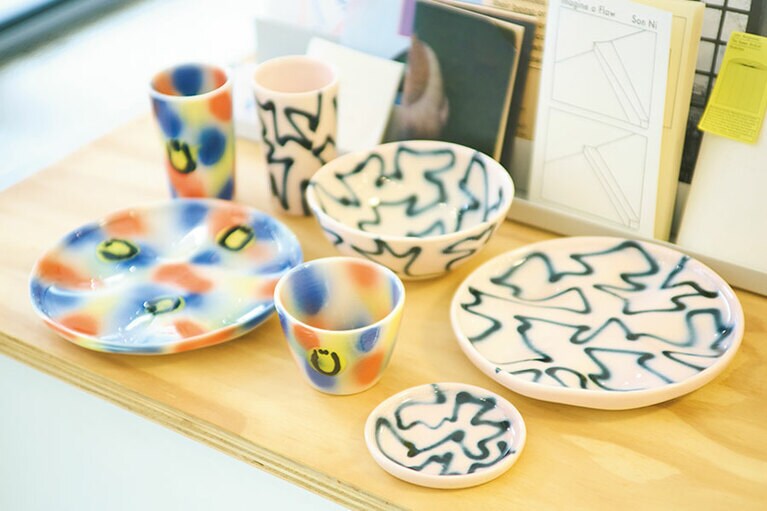 ベルギーのアーティストが、この店をイメージして作ったオリジナル食器。幻想的なタッチが人気。コップ1,330元～。／朋丁（ポン ディン）