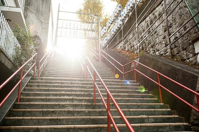 『君の名は。』のラストシーンで使われた階段。国内外のファンがシャッターを切る。