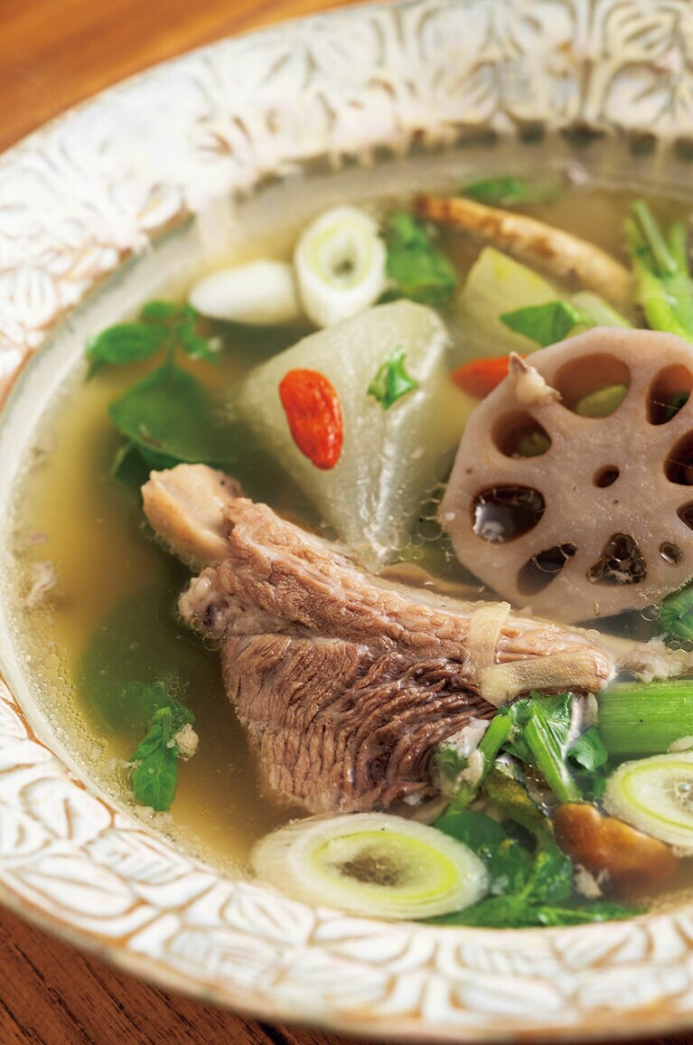 まるで中華ポトフ。具だくさんのバクテー。「バクテー 肉骨茶」は大ぶりに切った野菜がゴロゴロ。鶏と昆布とスパイスのシンプルなスープがしみじみとおいしい。