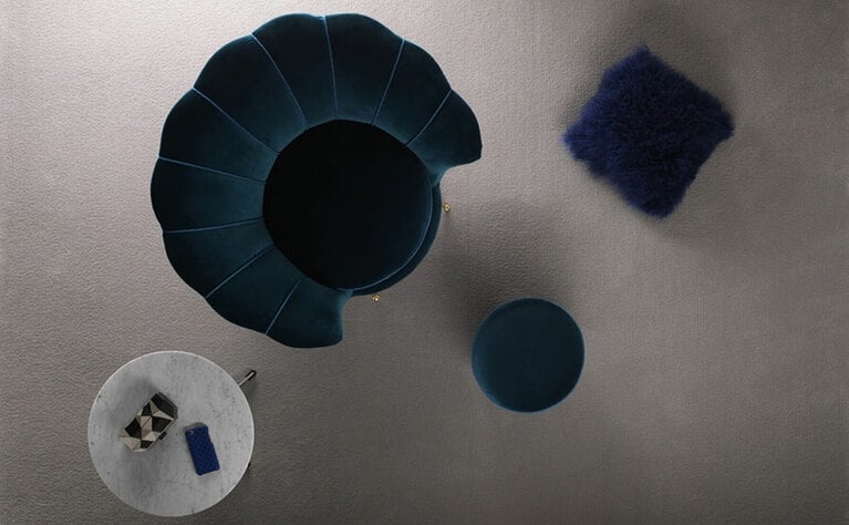 Classic(クラシック)と名付けられた、真にクラシックなハンドタフテッドラグ。美しい光沢と豊かな表情をもつ、長繊維のウール糸を高密度に織り込んだ、リッチな風合いが特徴のアイテム。