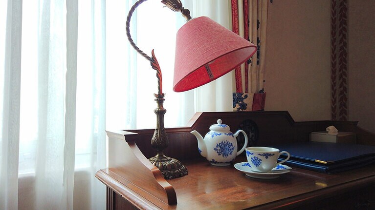 クラシックな家具が配された邸宅スタイルの客室は居心地も抜群。